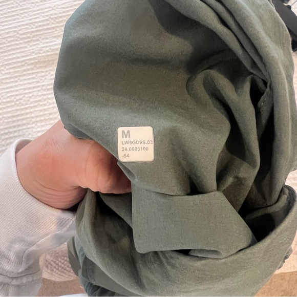 Lululemon Lightweight Adjustable Mid Rise Cargo Pants - Picture 6 of 6